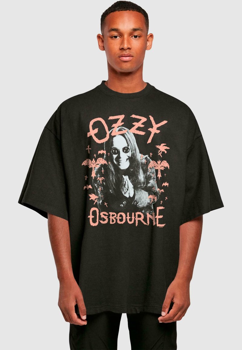 Tricou negru supradimensionat din bumbac, cu un grafic al unei persoane în ochelari de soare, având textul „Ozzy Osbourne” și iluzii cu lilieci.
