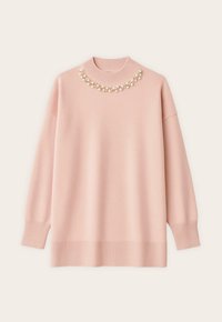 Pulover roz deschis cu guler înalt, manșete și tiv striate. Prezintă aplicații de perle în jurul gâtului, material tricotat texturat.