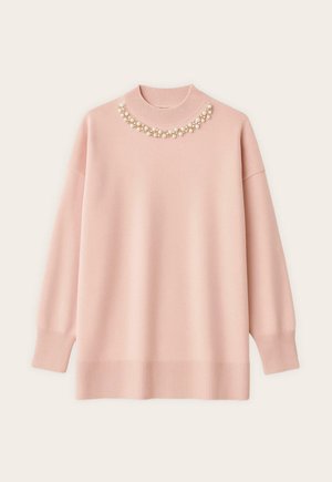 Világos rózsaszín pulóver magas nyakkal, bordázott mandzsettákkal és széllel. Gyöngy díszítések találhatóak a nyakkivágás körül, texturált kötött anyagból készült.