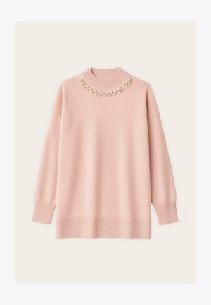 Svijetloružasti džemper s visokim ovratnikom, rebrastim manžetama i rubom. Sadrži biserne ukrase oko izreza, teksturirani pleteni materijal.