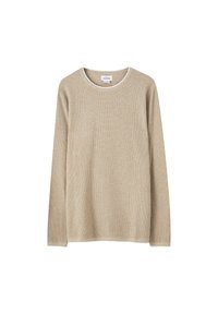 Pull en maille beige à manches longues et col rond. Présente une bordure côtelée blanche au niveau du col et un tissu doux et texturé.