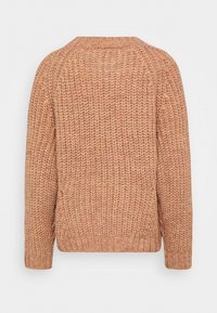 Pull en maille en fil doux, texturé et marron clair avec une coupe décontractée, un col rond, ainsi que des poignets et un bas côtelés. Vue arrière présentée.