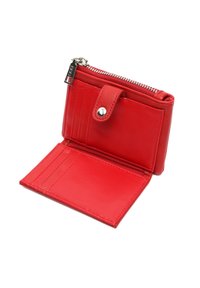 Cartera de piel roja abierta para mostrar los espacios para tarjetas, un bolsillo para monedas con botón a presión y un compartimento con cremallera sobre fondo blanco.
