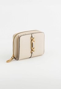 Beige læder tegnebog med tekstureret overflade, guldfarvet hardware, lynlåslukning og dekorativ kæde detalje på forsiden. Kompakt design.