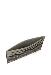 Portfel o smukłej konstrukcji, wykonany z szarego teksturowanego materiału, z wieloma przegródkami na karty, wzmocnionymi szwami i kontrastowym ciemnoszarym akcentem.