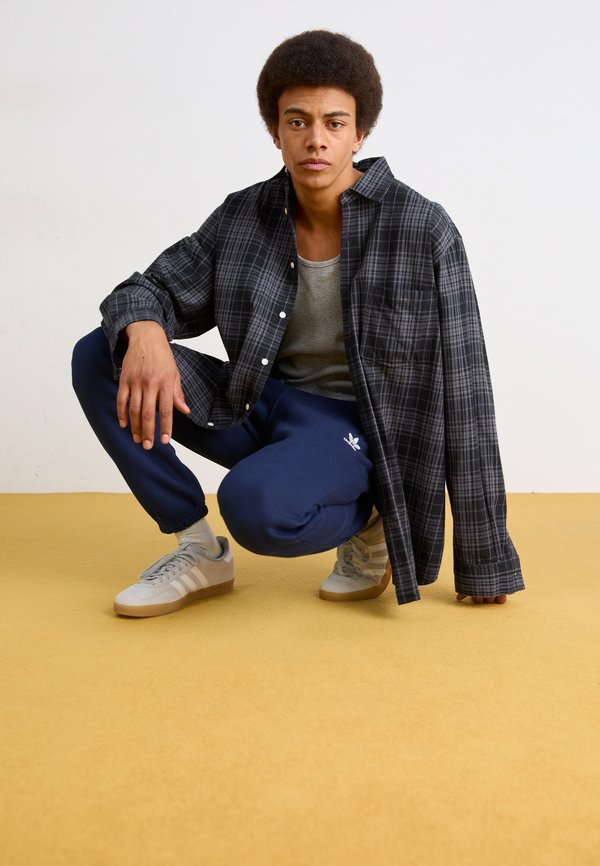 TREFOIL ESSENTIALS - Tracksuit bottoms - night indigo2