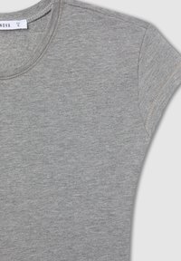 T-shirt grigio chiaro realizzato in un morbido misto cotone, con scollatura rotonda e maniche corte. Il tessuto ha una finitura liscia e leggermente texturizzata.