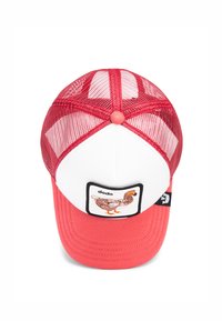 Cappello trucker rosso e bianco con rete sul retro, caratterizzato da un patch rotondo di un uccello dodo. La parte anteriore ha una texture liscia e dettagli cuciti.