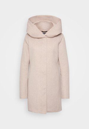 Lys beige frakke med en stor, struktureret hætte. Fremstillet af blødt materiale, med åbning foran og lange ærmer. Glat tekstur og enkelt design.