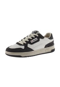 Sneaker bianchi e neri realizzati con materiali in suede e pelle, con punta perforata, lacci beige e dettagli del logo sui lati e sulla linguetta.