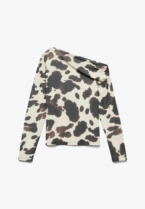 Top a maniche lunghe realizzato in un tessuto liscio, con un design off-shoulder, con una base beige e un motivo a macchie di mucca nere.