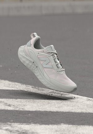 New Balance, ARISHI V4 UTILITY - Обувки за бягане по асфалт - grey matter/pink granite/silver-coloured metallic