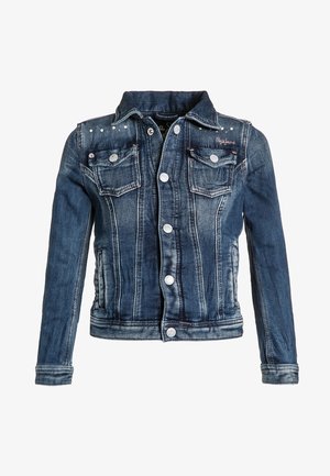 Jeansjacka med en mörkblå tvätt, två bröstfickor, silverfärgade knäppningar och dekorativa nitar längs kragen och axlarna.