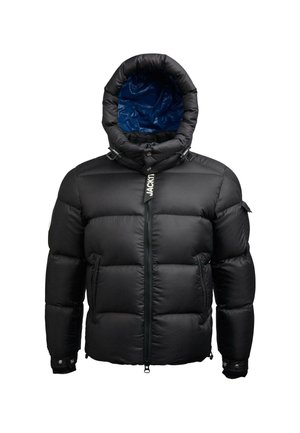 Schwarze gepolsterte Winterjacke mit Kapuze, gefüttert in Blau, mit einem Frontreißverschluss, seitlichen Taschen und Druckknopfmanschetten, vor weißem Hintergrund präsentiert.