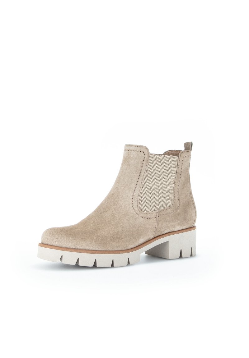 Stivaletto in suede beige con pannelli elastici laterali, texture a spina di pesce a contrasto e suola bianca spessa con battistrada pronunciato.