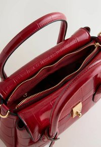 Rote Kunstleder-Handtasche im Krokodilleder-Look mit zwei Griffen, Reißverschlussfächern und goldfarbener Hardware. Das Innere verfügt über eine weiche, gefütterte Textur.