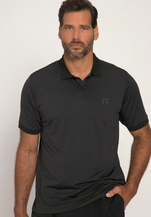 Schwarzes Polo-Shirt mit einem dezenten Logo, aus glattem Stoff gefertigt, mit einem klassischen Kragen und kurzen Ärmeln mit kontrastierenden Bündchen.