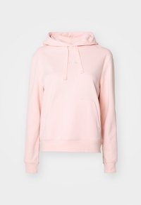 Sweat à capuche rose clair à manches longues avec poche avant, capuche avec cordon de serrage et petit logo discret sur la poitrine, présenté sur un fond uni.