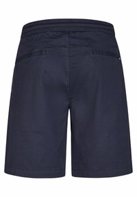 Marineblaue Schwimmshorts mit elastischem Bund, zwei Gesäßtaschen und einer glatten Textur. Schlichtes Design ohne Muster oder Akzente.