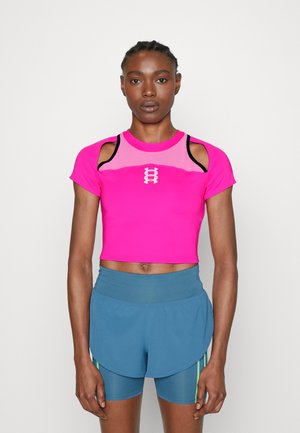 RUN ANYWHERE CROP - Sports T-shirts - rebel pink/ black