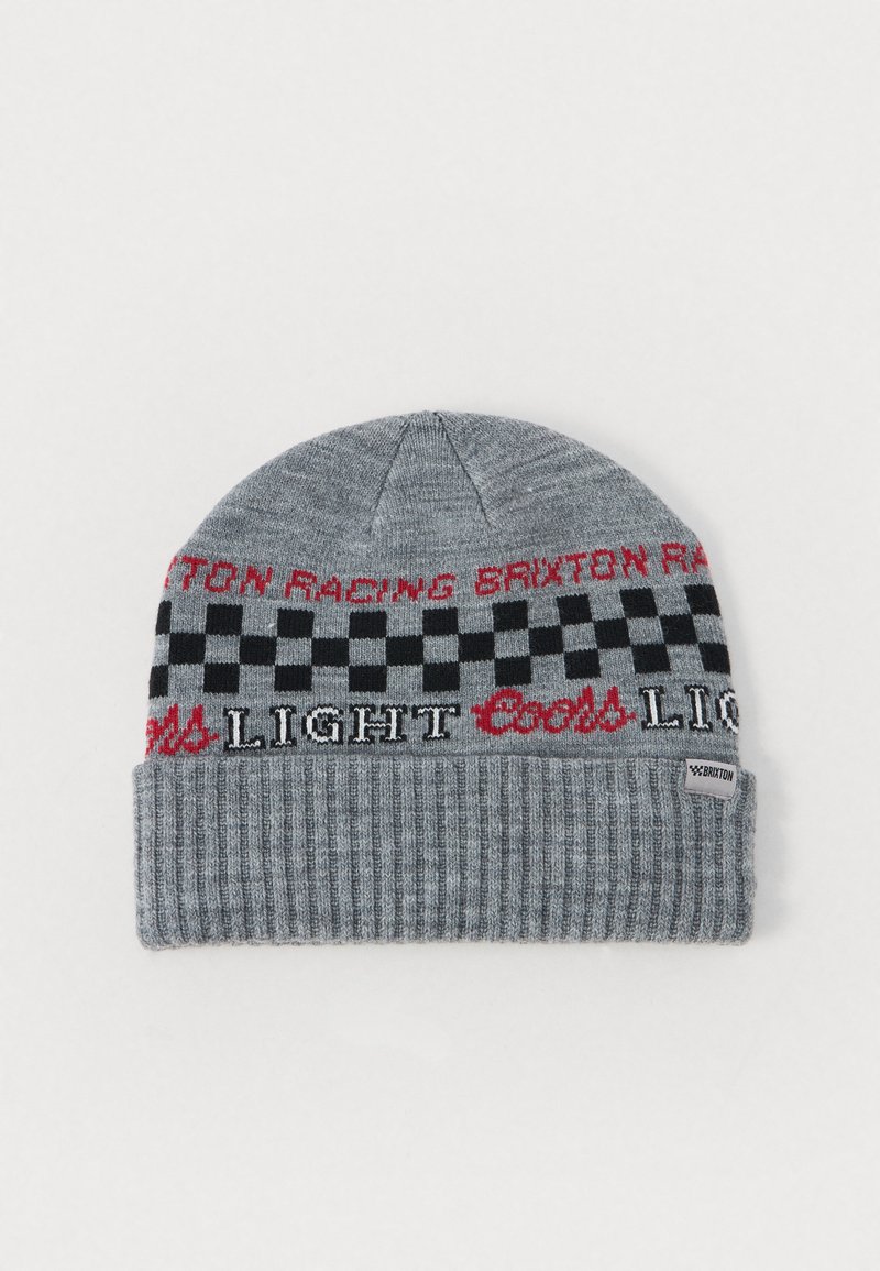 Gorro de punto gris con textura acanalada, patrón de tablero de ajedrez en blanco y negro, y los logotipos "Brixton Racing" y "Coors Light" en colores contrastantes.