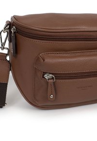 Borsa a tracolla in pelle marrone con finitura testurizzata, scompartimenti con cerniera e tracolla regolabile. Presenta un'accenno di marca e hardware in argento.