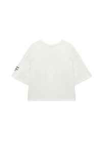 Witte t-shirt met korte mouwen, losse pasvorm, ronde hals en tekstdetail op de mouw. Gemaakt van katoen, met een gladde textuur.