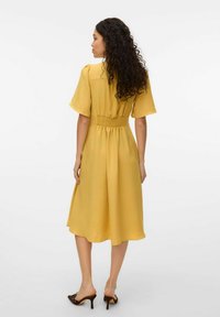 Vero Moda Marškininė suknelė - golden spice