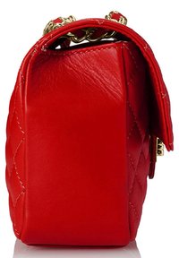 Borsa a tracolla in pelle rossa con design trapuntato, minuteria dorata e forma strutturata. Presenta una patta superiore e una tracolla a catena.