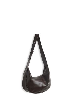 Schwarze Leder-Schultertasche mit verstellbarem Riemen und Reißverschluss, vor weißem Hintergrund gezeigt.