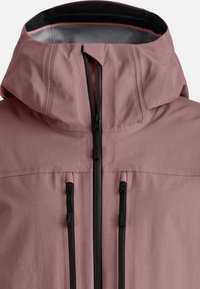 Wasserfeste pinkfarbene Jacke mit hohem Kragen, verstellbare Kapuze und schwarzen Reißverschlüssen sowie zwei Fronttaschen, aus leichtem Material gefertigt.