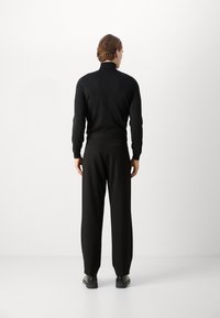 HUGO GIL ALL - Auduma bikses - black