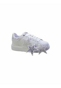 Sneaker bianco con suola in gomma testurizzata, parte superiore in pelle liscia, decorata con accenti di stelle argentate e paillettes. Include toppe a forma di stella removibili.
