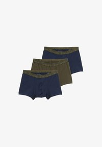 Tres pares de calzoncillos de hombre en azul marino, verde oliva y verde oscuro. Cada uno cuenta con una cinturilla con logotipo, un tejido suave y un diseño ajustado.