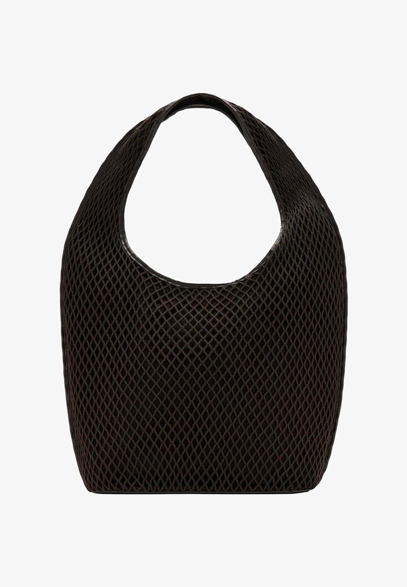 Sac cabas noir en maille à tissage ouvert avec poignée supérieure arrondie et corps large et incurvé.