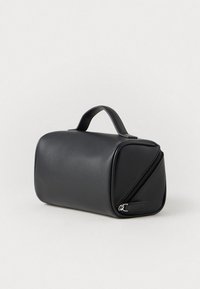 Mustmust naha eest valmistatud must faux nahk kott, ümarate ristkülikukujuline kuju, pealmise käepidemega ja lukuga. Sile tekstuur koos peente õmblusteadetega.