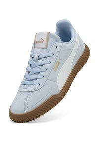 Zapatillas de ante azul claro con detalles texturizados en blanco, diseño redondeado con cordones, cuello acolchado y suela de goma.