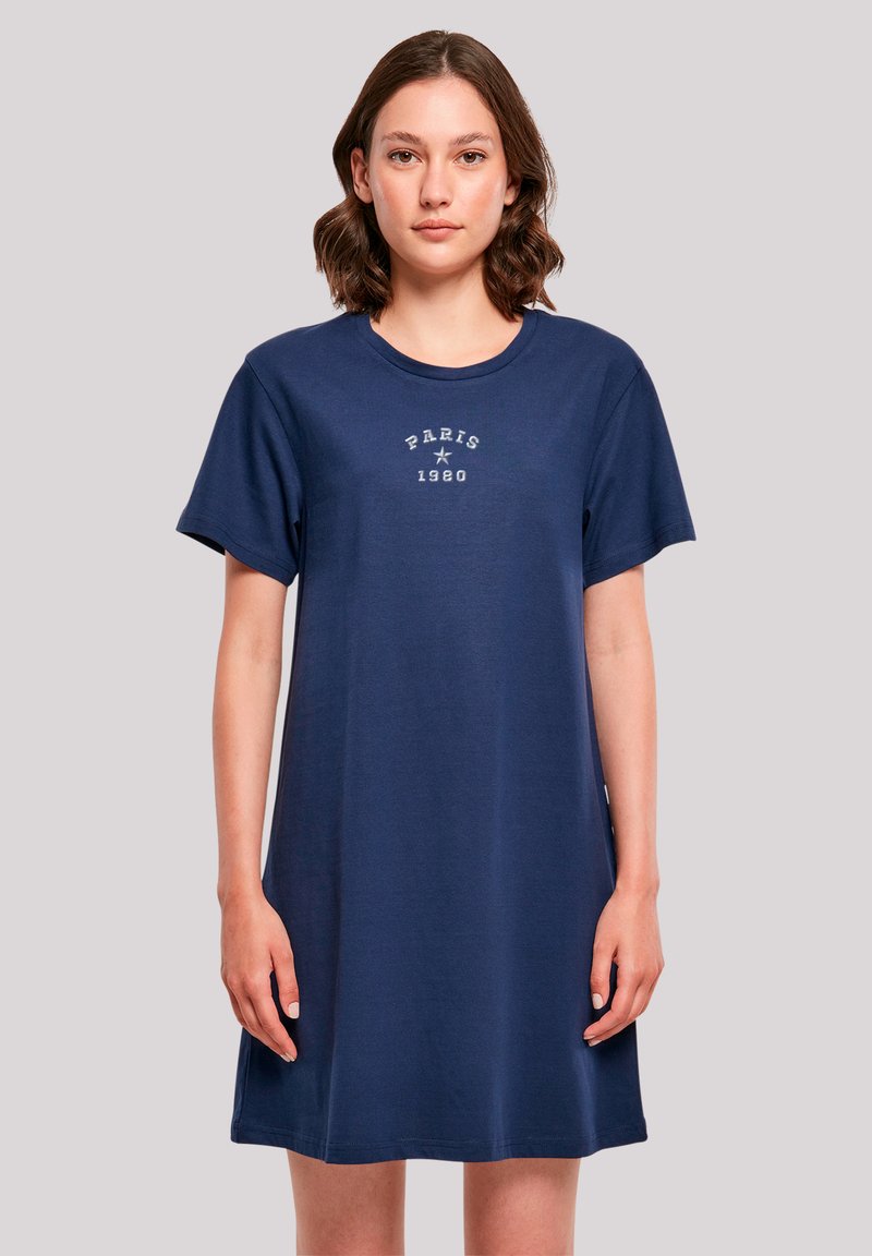Navyblaue Baumwoll-T-Shirt-Kleid mit kurzen Ärmeln, rundem Ausschnitt und weißem Text "PARIS 1980", der auf der Brust zentriert ist.