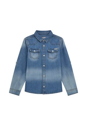 Camicia di jeans blu con una sfumatura sfumata, maniche lunghe, colletto e due tasche sul petto. Presenta bottoni argentati e un'etichetta con il marchio.