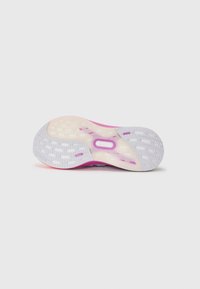 Lila och vit sneaker-sula med ett strukturerat greppmönster, som har genomskinliga sektioner och en central cirkulär utskärning för flexibilitet.