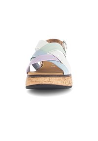 Multicolored sandaal met kurken zool, brede kruisschoenen in wit, mintgroen en lavendel. Verstelbare gespsluiting voor een goede pasvorm. Gladde leren textuur.