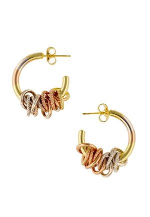 Złote kolczyki koła z splecionymi skręconymi pierścieniami w odcieniach złota, różowego złota i srebra na białym tle.