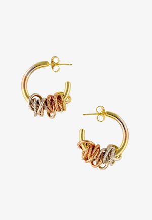 Gouden oorringen met hoepel en verweven gedraaide ringen in goud-, roségoud- en zilverkleurige tinten op een witte achtergrond.