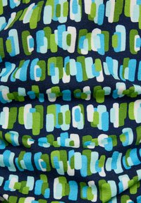 Navyblauer Stoff mit einem Muster aus vertikalen, unregelmäßigen Formen in hellblau, grün und weiß, mit einer strukturierten Oberfläche.