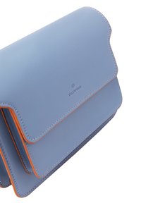 Borsa di pelle azzurro chiaro con cuciture arancioni a contrasto, dotata di chiusura a pattina e logo del marchio sulla parte anteriore. Forma rettangolare con texture liscia.