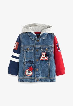 Børns denimjakke med blå og røde ærmer, grå hætte, knaplukning foran og sportstema patches inklusive stjerner og tal.