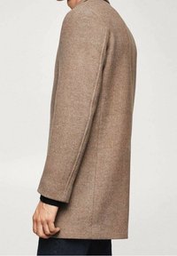 Brązowy płaszcz w jodełkę o dopasowanym kroju, długich rękawach i minimalistycznym designie. Teksturowana tkanina z czystą sylwetką.