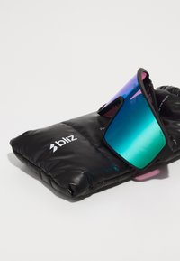 Lunettes de soleil avec une monture noire et des verres dégradés bleu-violet, reposant sur une pochette noire matelassée arborant le logo "bliz".