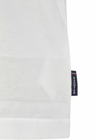 Witte korte mouwen shirt met een getextureerd mesh paneel, met een effen onderkant en een label aan de zijkant met de tekst "HECHTER."