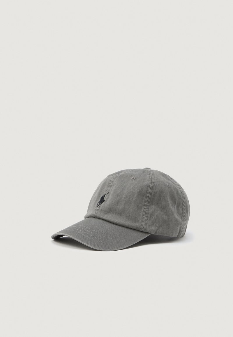 Cappellino da baseball in cotone grigio con visiera curva, caratterizzato da un logo nero ricamato sul davanti e dettagli di ventilazione con occhielli.